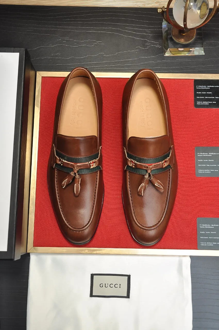 Men's shoes💰500💶Italy's top luxury men's shoe giant (GUCCI) (Gucci) (full cowhide lining) new arrival🍃Original European style🔰 Pleasant to the eye😍In order to make the shoes more durable and non-deformable🌀The production continues to follow traditional methods but there is still no lack of innovation💪Choose original sheepskin for the leather♻️ Smooth and natural And extra bright ⭐Made of imported cowhide, the first choice of rich people 38-45 (45 customized)